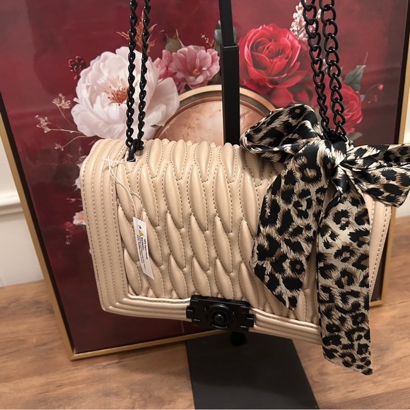 Elegant Beige Quilted Bag with Leopard Bag Scarf - Picture 4 of 12